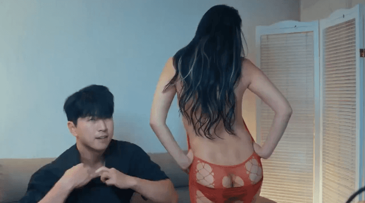 Nữ idol livestream quyễn rũ